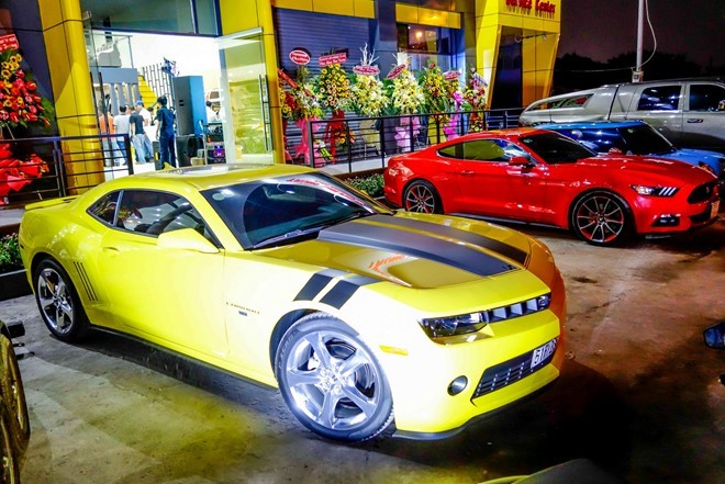 Đầu tiên là mẫu  xe thể thao Chevrolet Camaro bản face lift cuối cùng trước khi chuyển sang thế hệ mới. Mẫu xe này được yêu thích bởi gắn liền với chú robot biến hình Bumblebee trong siêu phẩm Transformer.